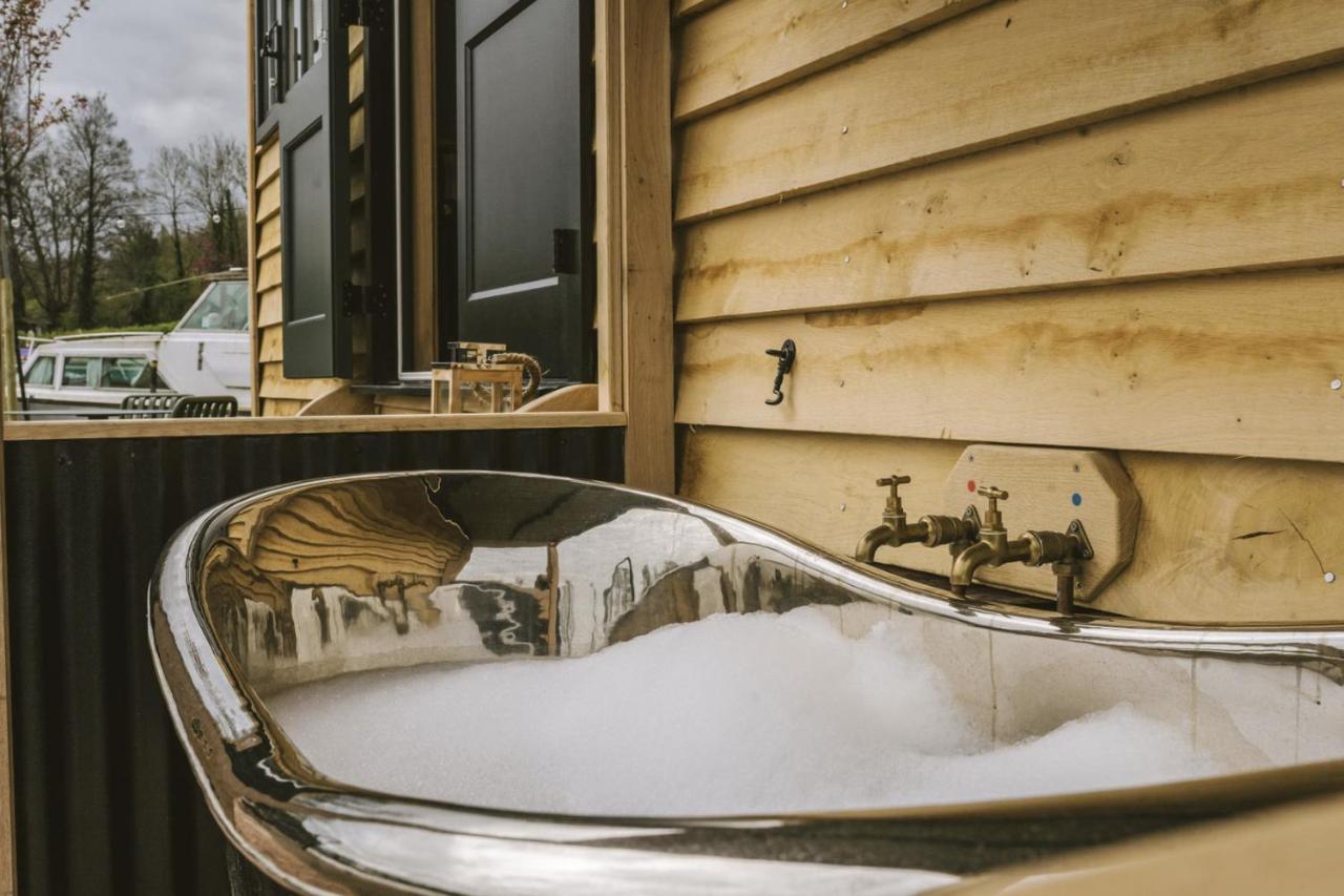 Island Hut - Outdoor Bath Tub, Firepit And Water Equipment Apartment Saltford Exterior photo