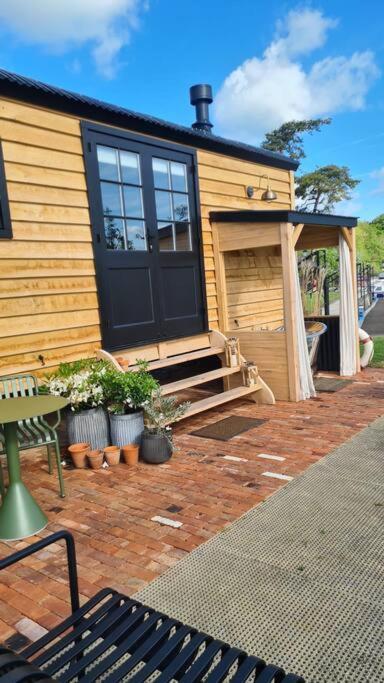 Island Hut - Outdoor Bath Tub, Firepit And Water Equipment Apartment Saltford Exterior photo